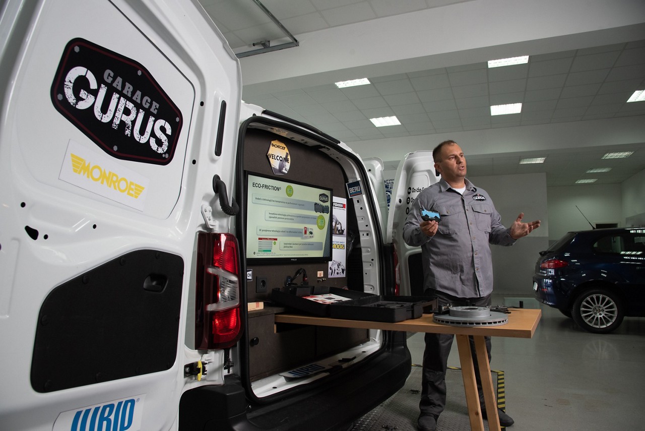 Mechaniker der Garage Gurus On-The-Go bei einer Schulung in einer Werkstatt