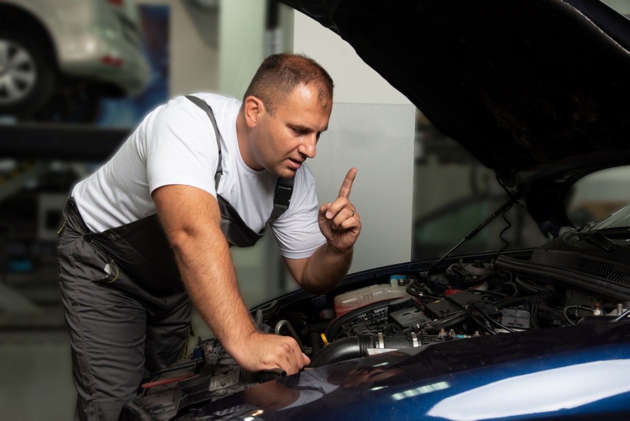 Mechaniker gibt technische Tipps und Tricks
