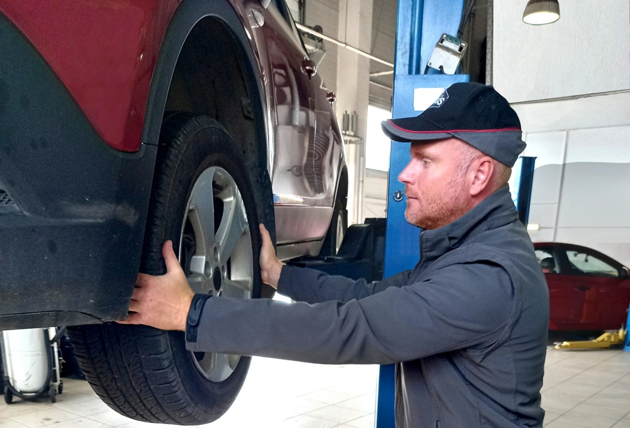 Garage Gurus haciendo un diagnóstico del sistema de frenado para un artículo técnico