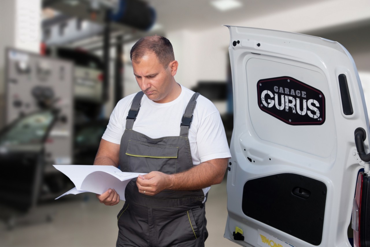 mecánico leyendo guías de instalación y consejos técnicos