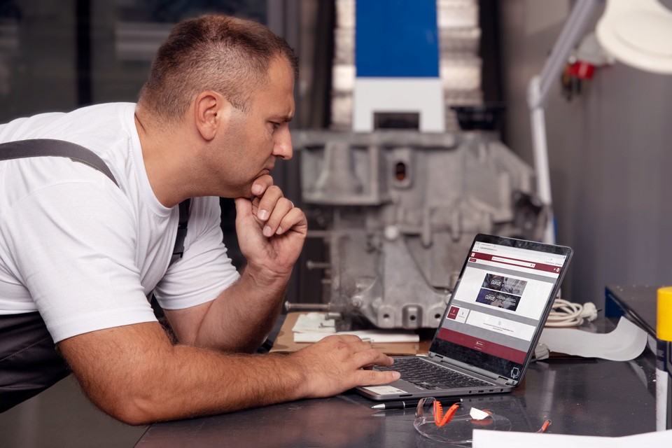 Mechanic doing online courses in the e-learning platform