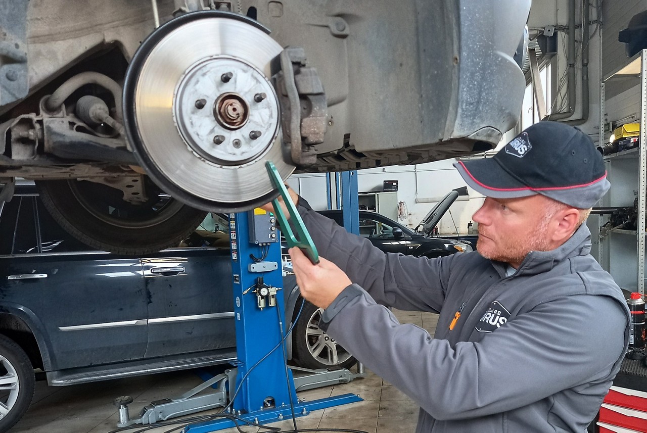 Mechanic installing brake discs in a car