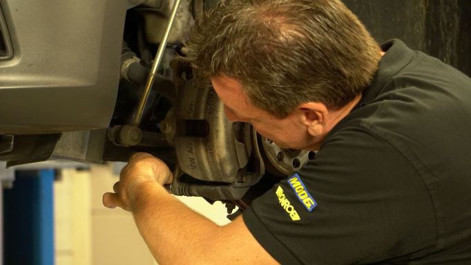 GUR00073 Checking steering parts