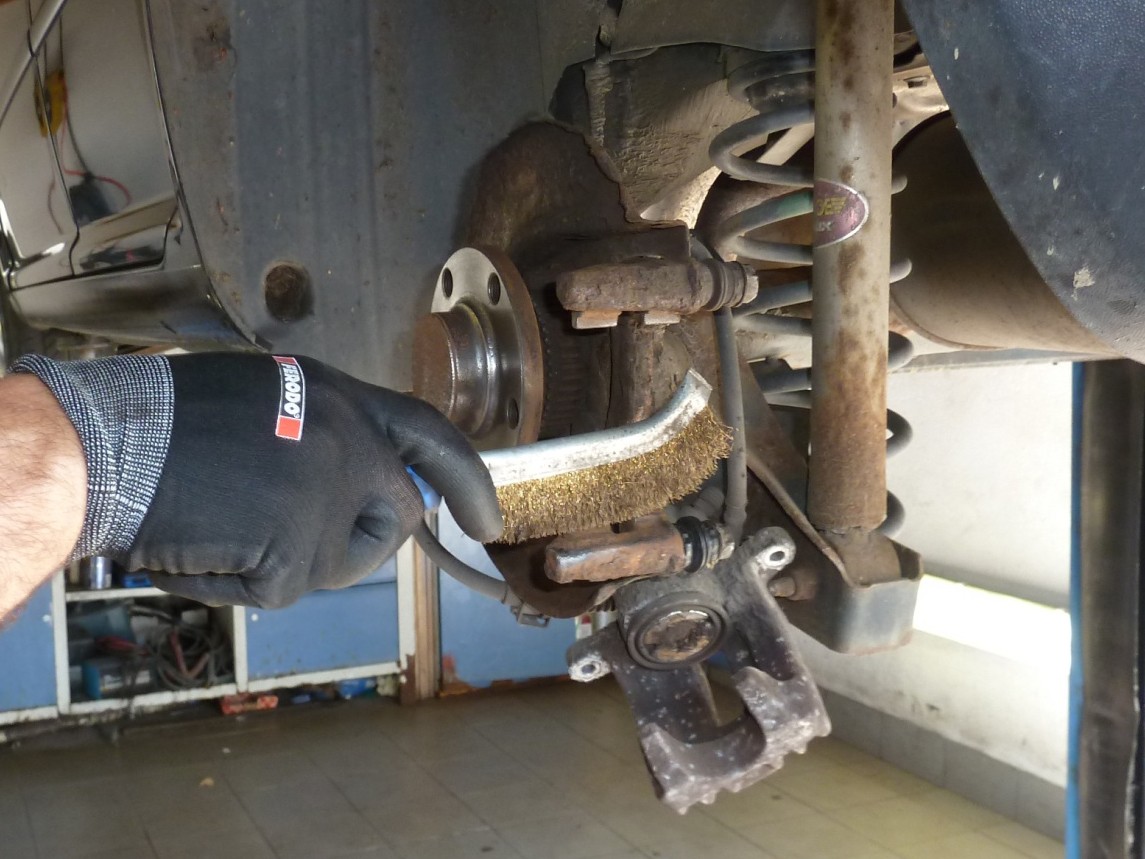 Ferodo Cleaning of the brake calipers' mounting surfaces