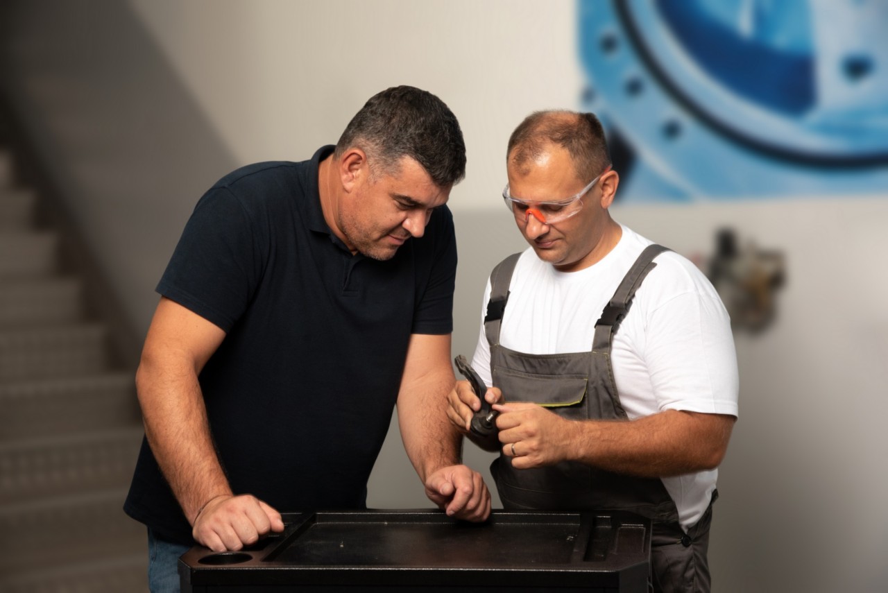 Záruční reklamace Garage Gurus evaluating a part