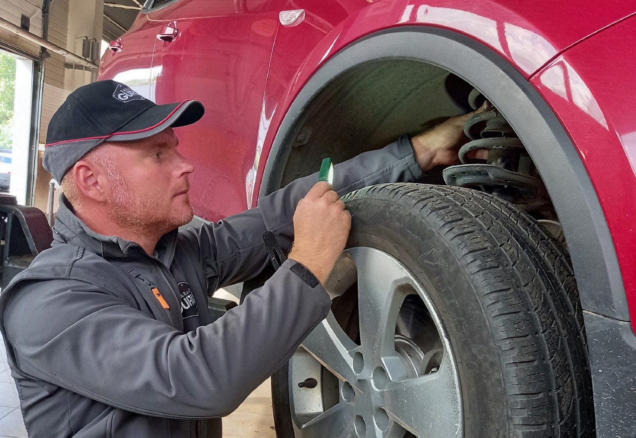 technician making a diagnosis of suspension parts