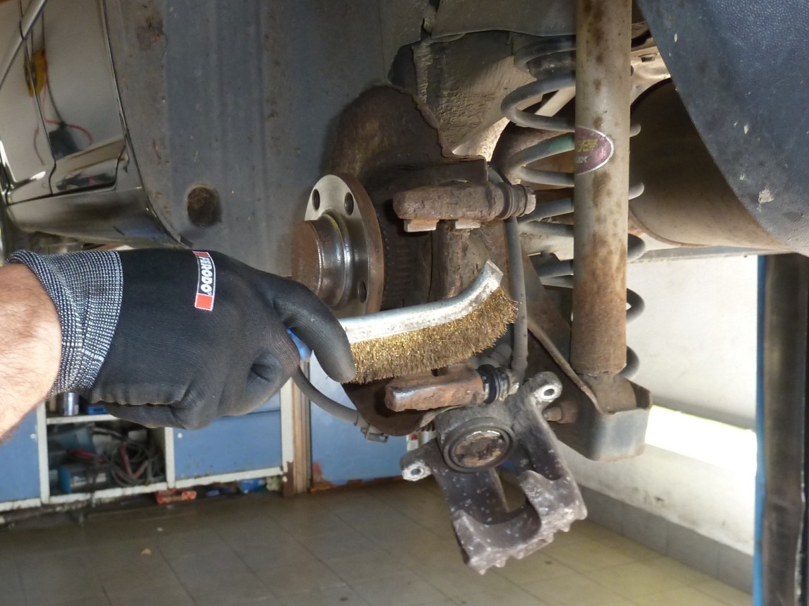 Cleaning of the brake calipers' mounting surfaces