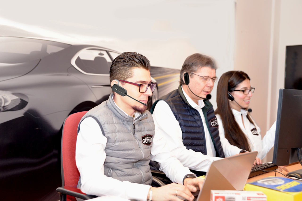 Servizio Garage Gurus On-Call Il meccanico di Garage Gurus partecipa a una chiamata tecnica in un garage