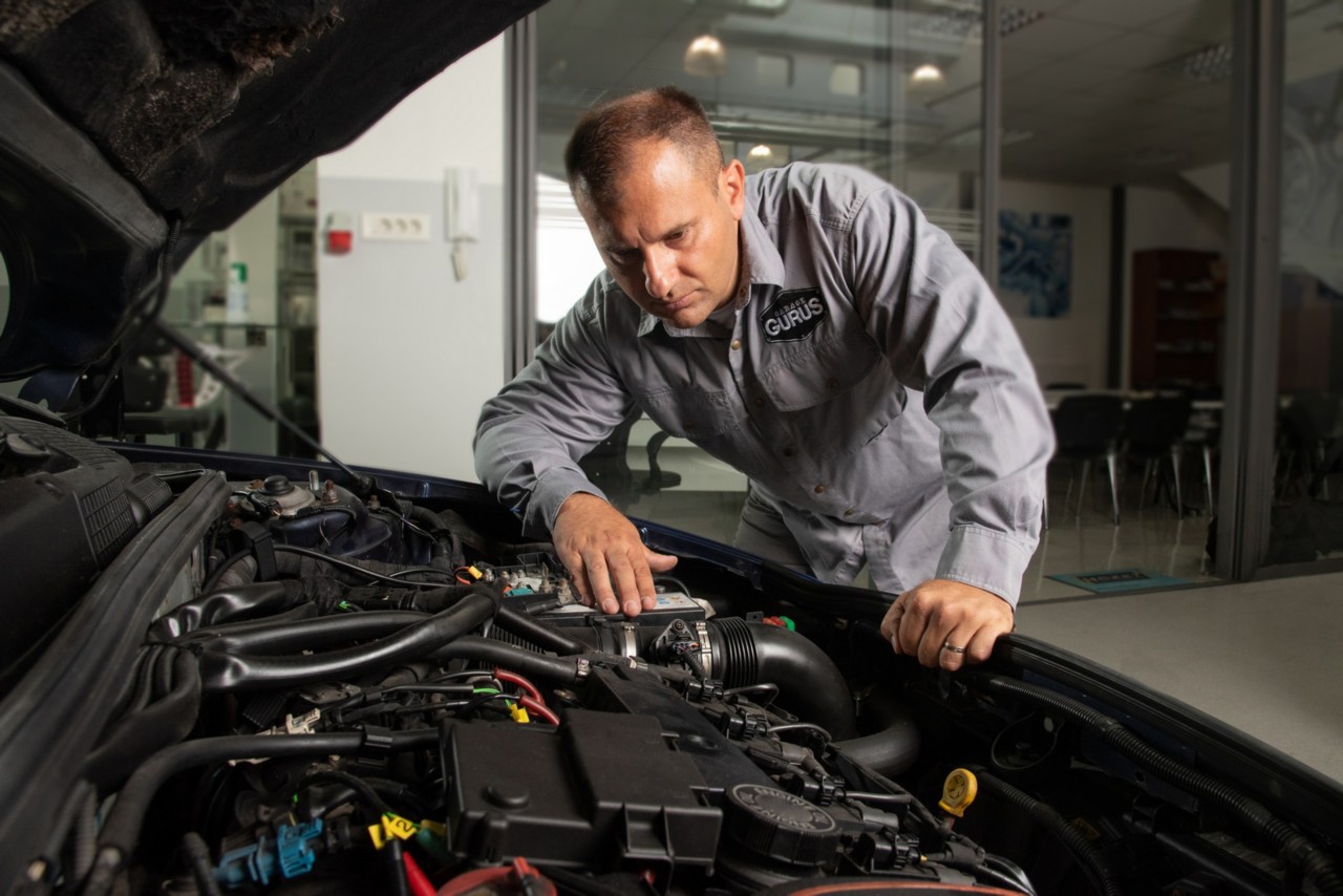 monteur die de motor van een auto controleert